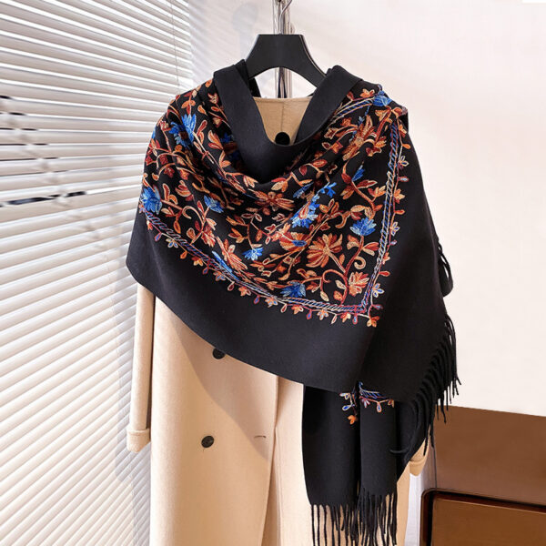 Retro Personalized Embroidered Women's Warm Scarf - Image 3